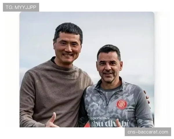 镜头：赫罗纳主场，球迷在比赛第12分钟集体鼓掌致敬已故俱乐部名宿